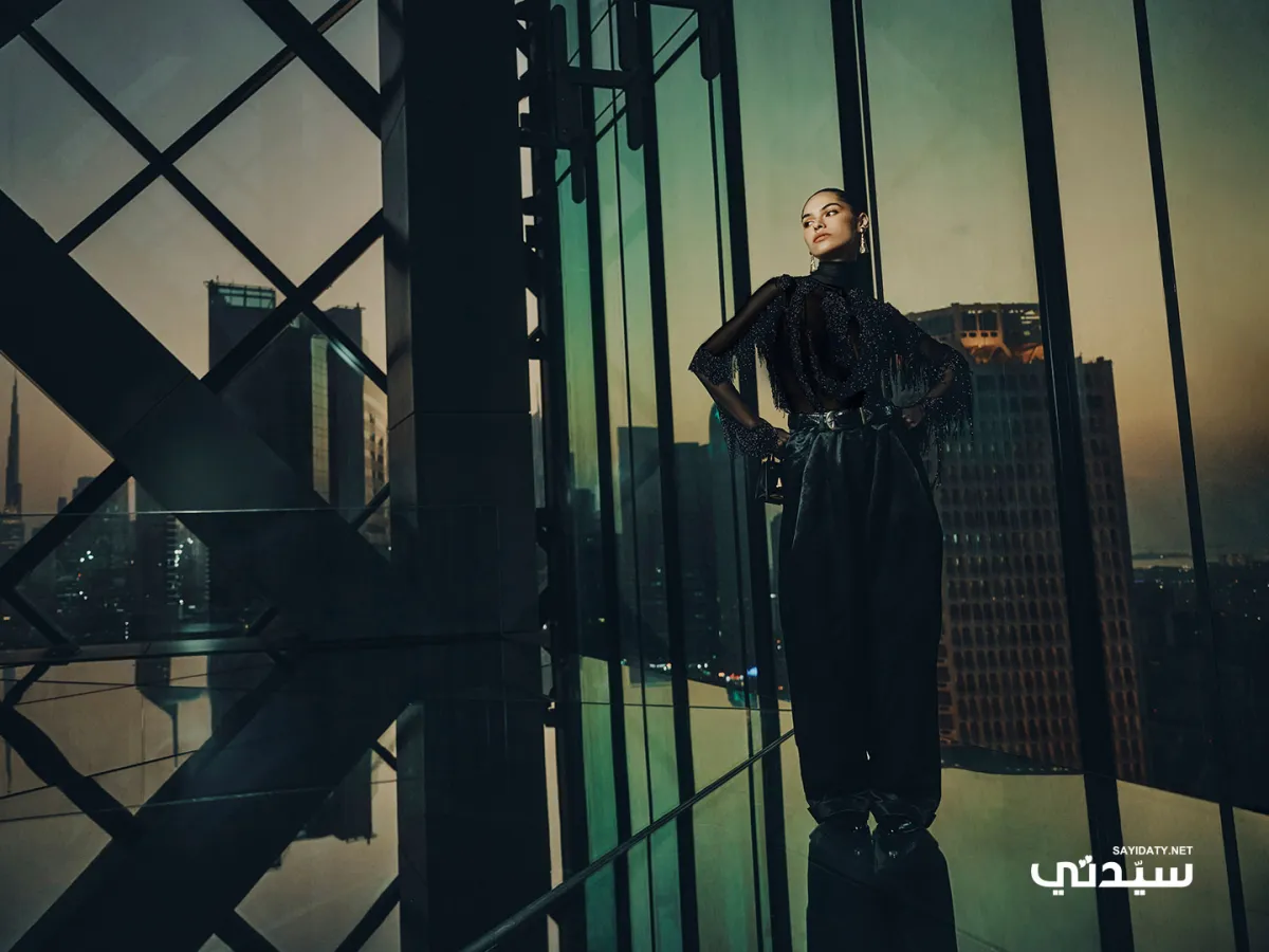 توب وبنطلون وحزام وحقيبة وأقراط من سكاباريللي Schiaparelli