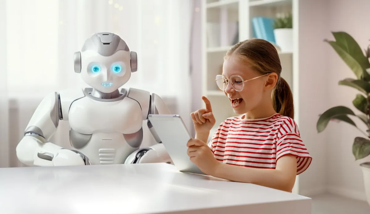 صورة طفلة تتعلم اللغة