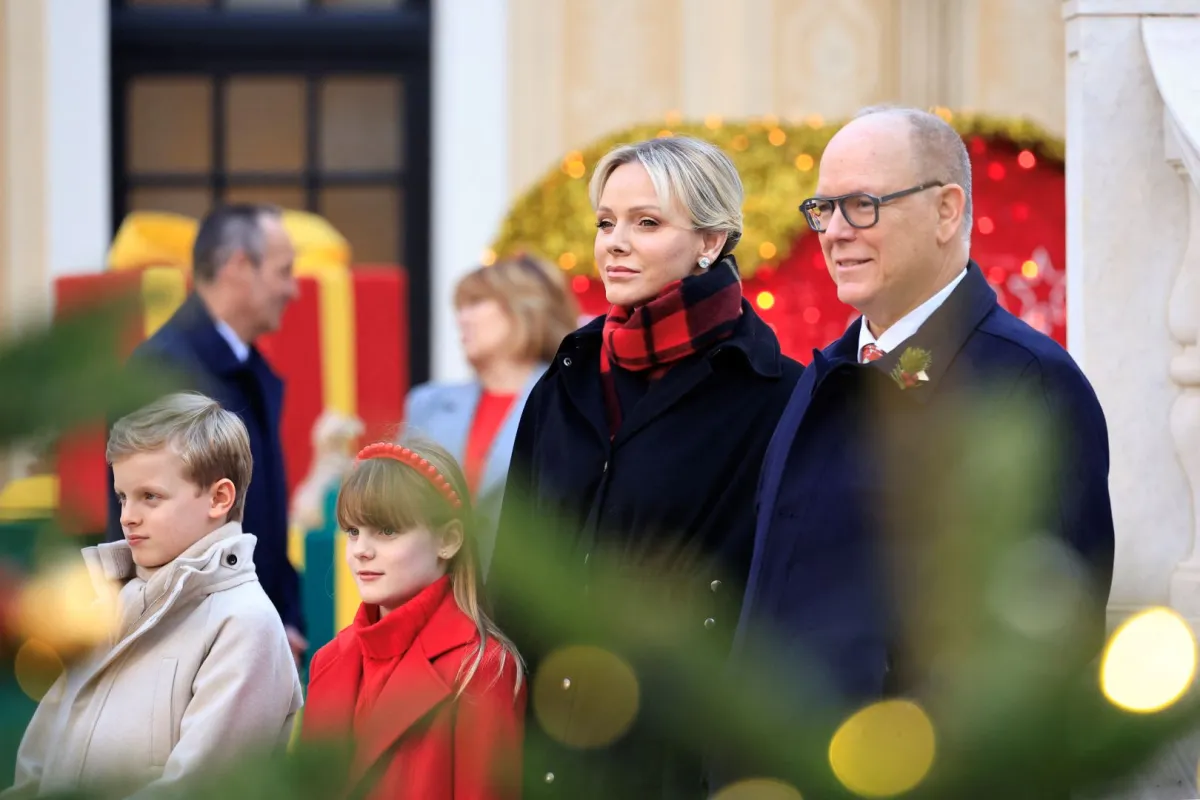 الأمير جاك والأميرة غابرييلا والأميرة شارلين والأمير ألبرت الثاني يحضرون حفل شجرة الكريسماس التقليدي في قصر موناكو (Prince Jacques, Princess Gabriella, Princess Charlene and Prince Albert II attend the traditional Christmas tree ceremony at the Monaco Palace). مصدر الصورة: Valery HACHE / AFP