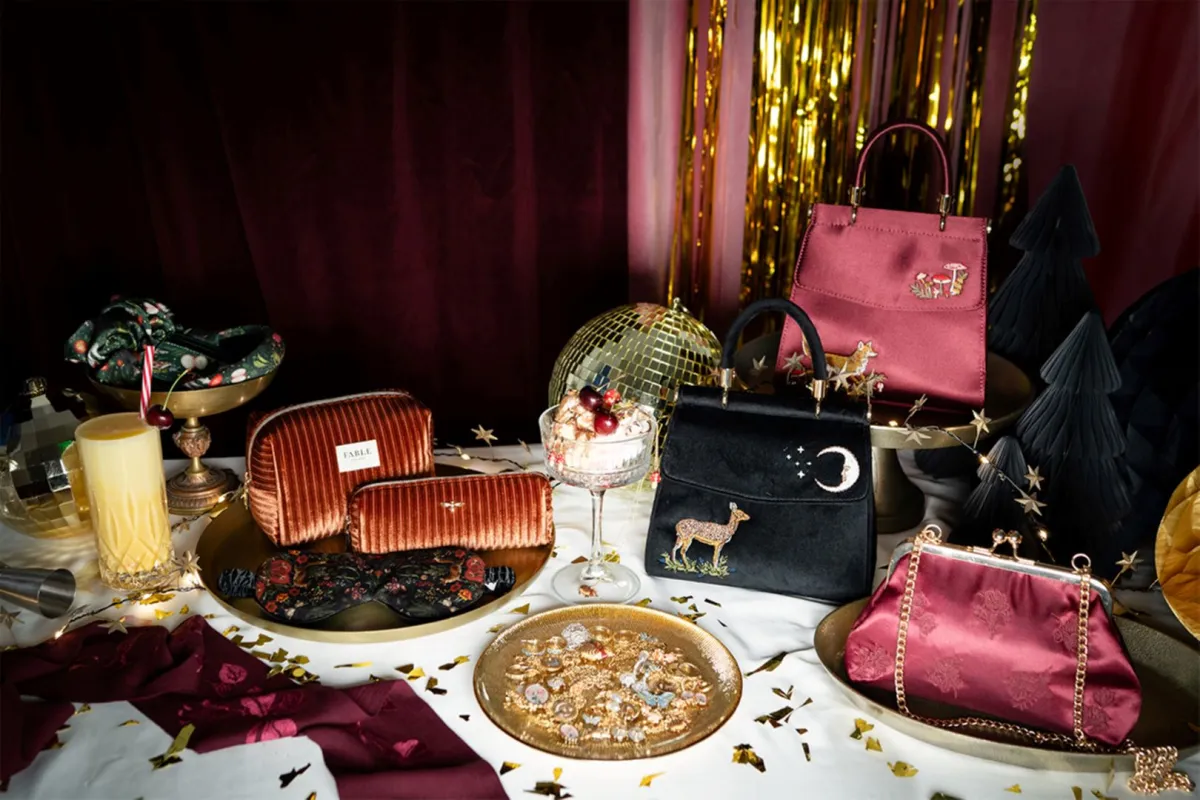 تصاميم حقائب ووشاح وعلب مجوهرات من فابل إنغلند Fable England من مجموعة الدار لمتحف التاريخ الطبيعي في بريطانيا- الصورة من العلاقات العامة للعلامة