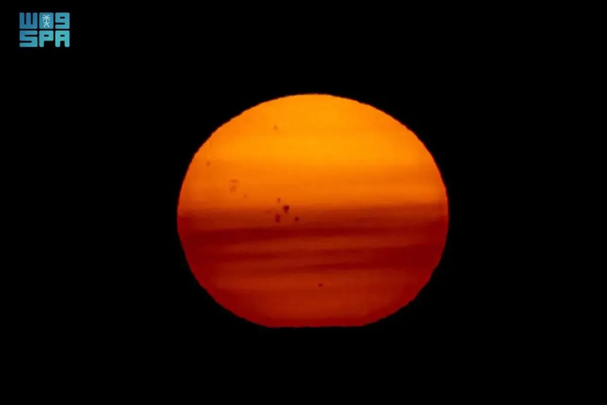 البقع الشمسية تظهر على قرص الشمس الصورة من واس