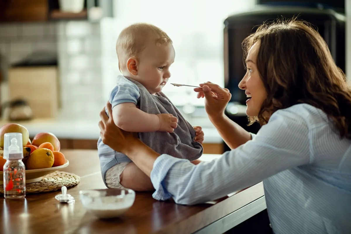 صورة لام تطعم رضيعها