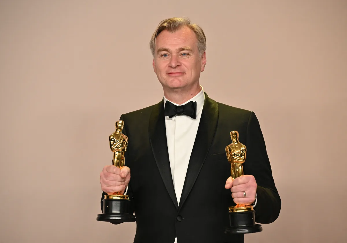 كريستوفر نولان في حفل توزيع جوائز الأوسكار 2024 ( Christopher Nolan at the Oscars ). مصدر الصورة: Robyn BECK / AFP