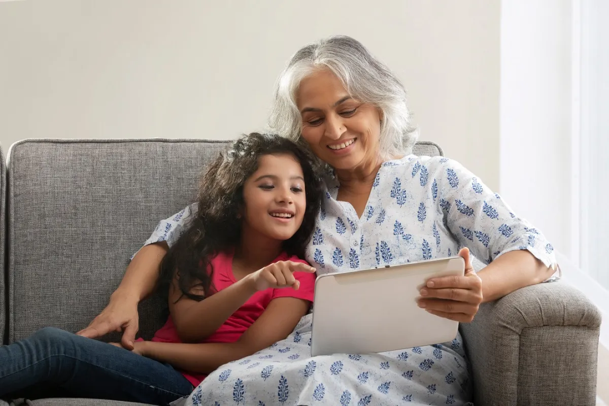 صورة لجدة وحفيدتها