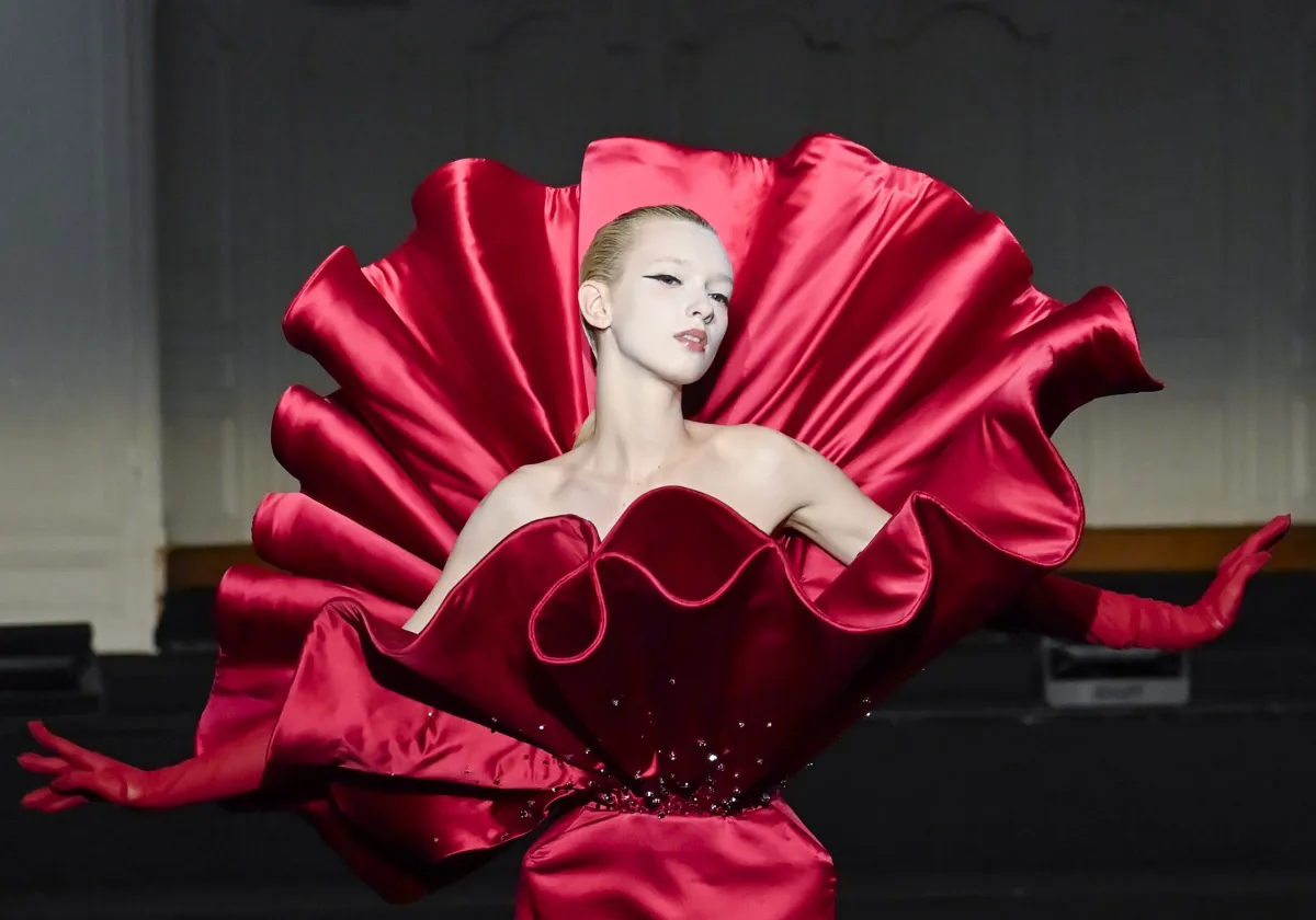 فستان من شينيه شان Cheney Chan الأزياء الراقية خريف وشتاء 2024 - 2025 -الصورة من المكتب الإعلامى للعلامة  