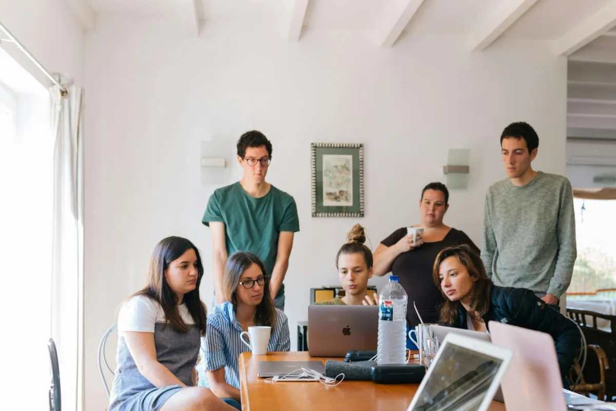 مجموعة من الشباب يؤدون عملًا هامًا