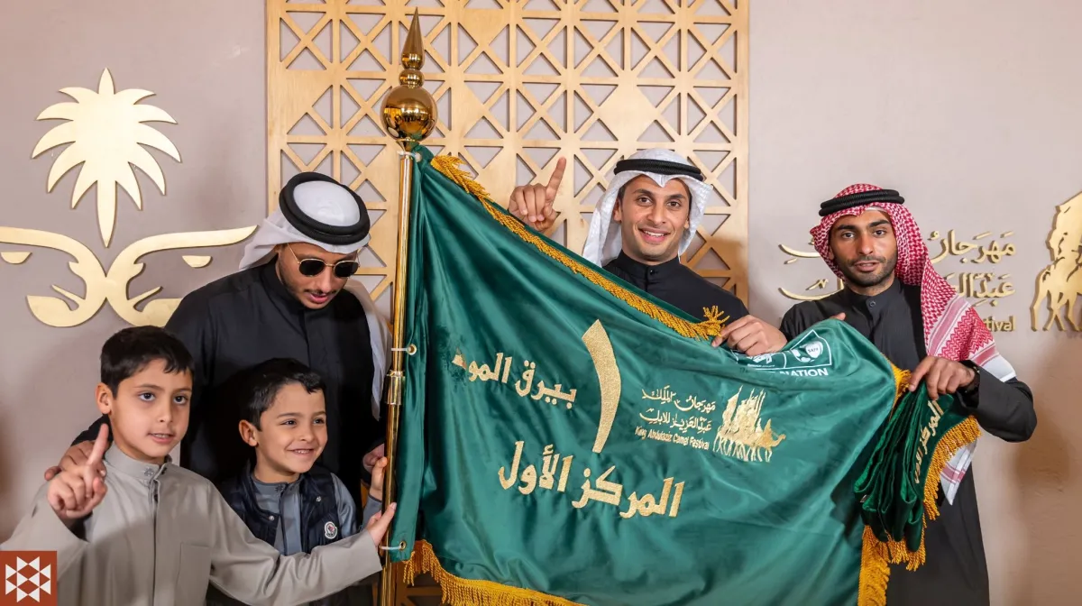  تتويج المركز الأول دبوس بن مبارك الدبوس ندر الصفر بمهرجان الملك عبدالعزيز للإبل - الصورة من حساب نادي الإبل على إكس