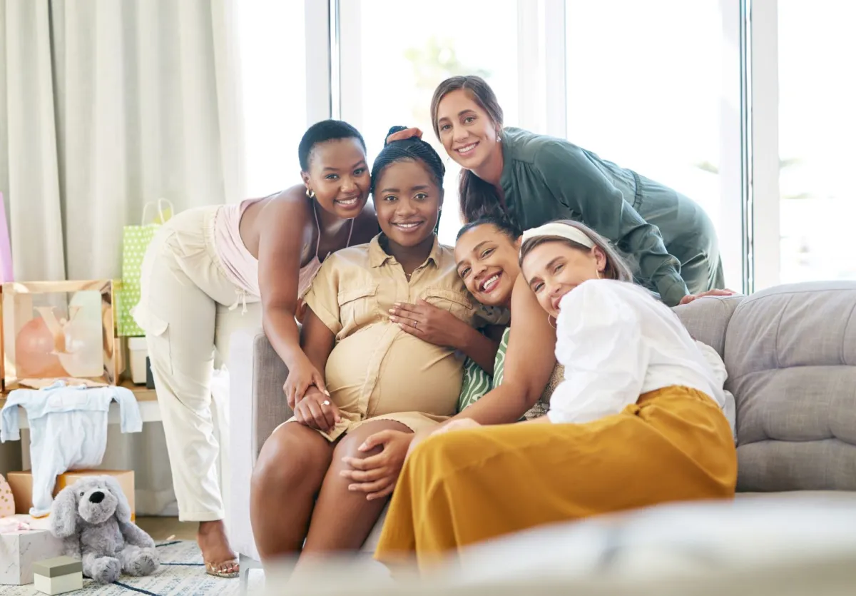 صورة نساء حول الحامل