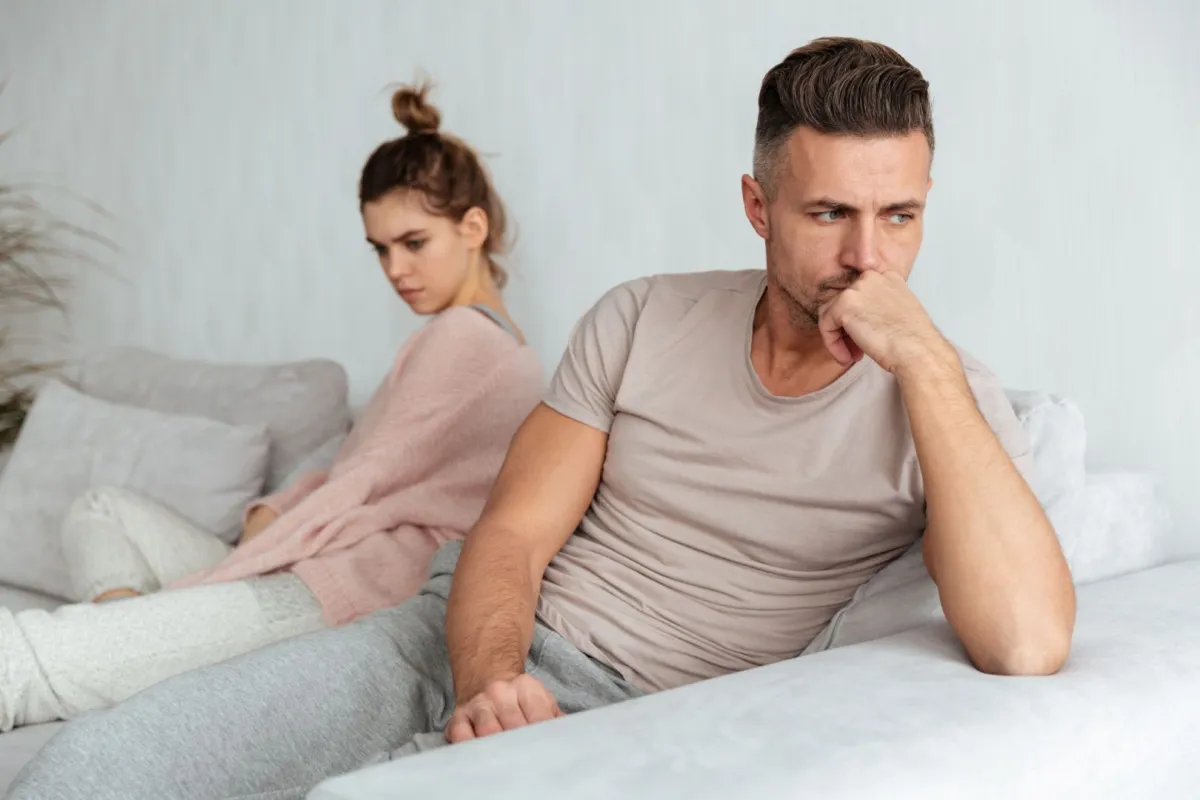 زوج يبدو متضايقاً من زوجته بسبب اعتمادها الكلي عليه 
