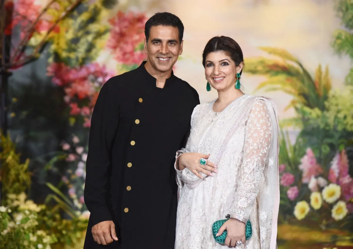 أكشاي كومار وزوجته توينكل خانا في مومباي (Akshay Kumar and his wife Twinkle Khanna in Mumbai). مصدر الصورة: Sujit Jaiswal / AFP