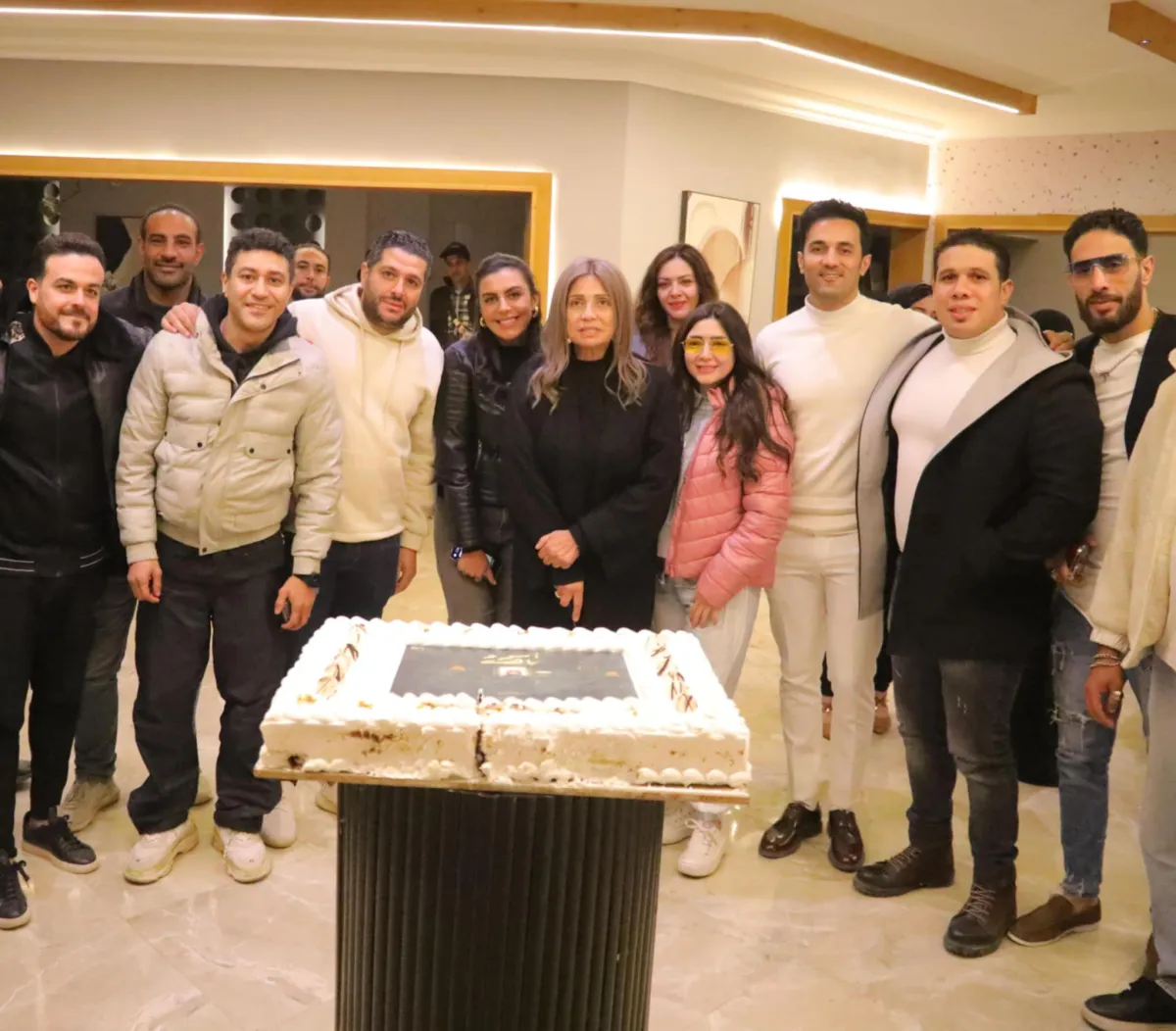 سوسن بدر وباقي أبطال حكاية دقيقة إلا ربع يحتفلون بانتهاء التصوير- الصورة من المركز الإعلامي للشركة المنتجة