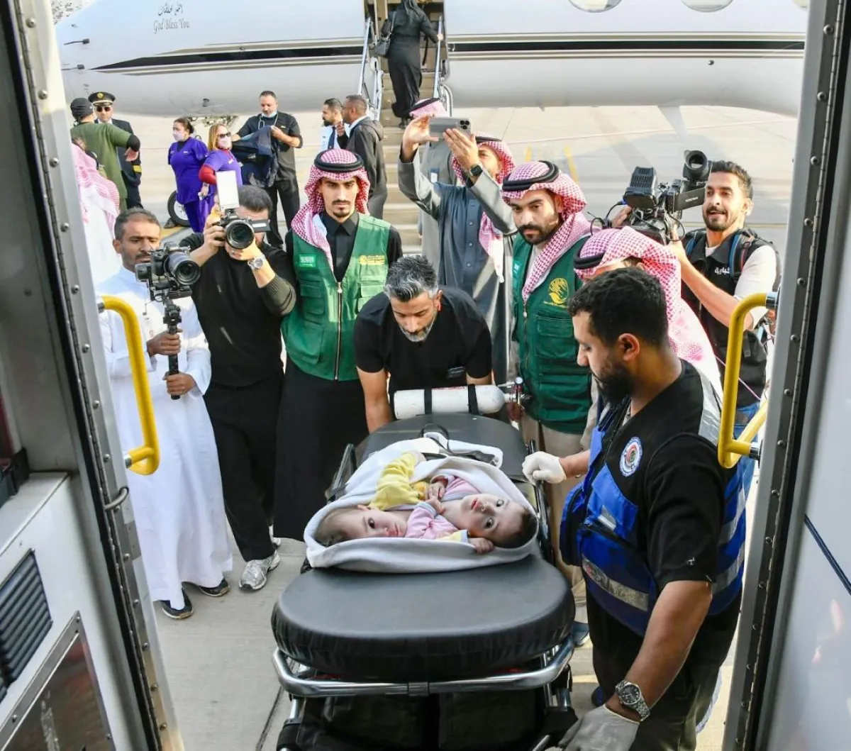 وصول التوأم الملتصق السوري سيلين و إيلين عبد المنعم الشبلي إلى الرياض