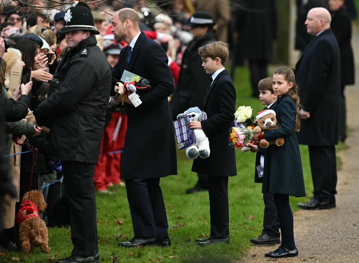 الأمير ويليام وأطفاله يحضرون قداس عيد الميلاد التقليدي للعائلة المالكة في ساندرينجهام 2024. (Prince Williamand his children attending the Royal Family's traditional Christmas Day service in Sandringham 2024.). مصدر الصورة: Oli SCARFF / AFP