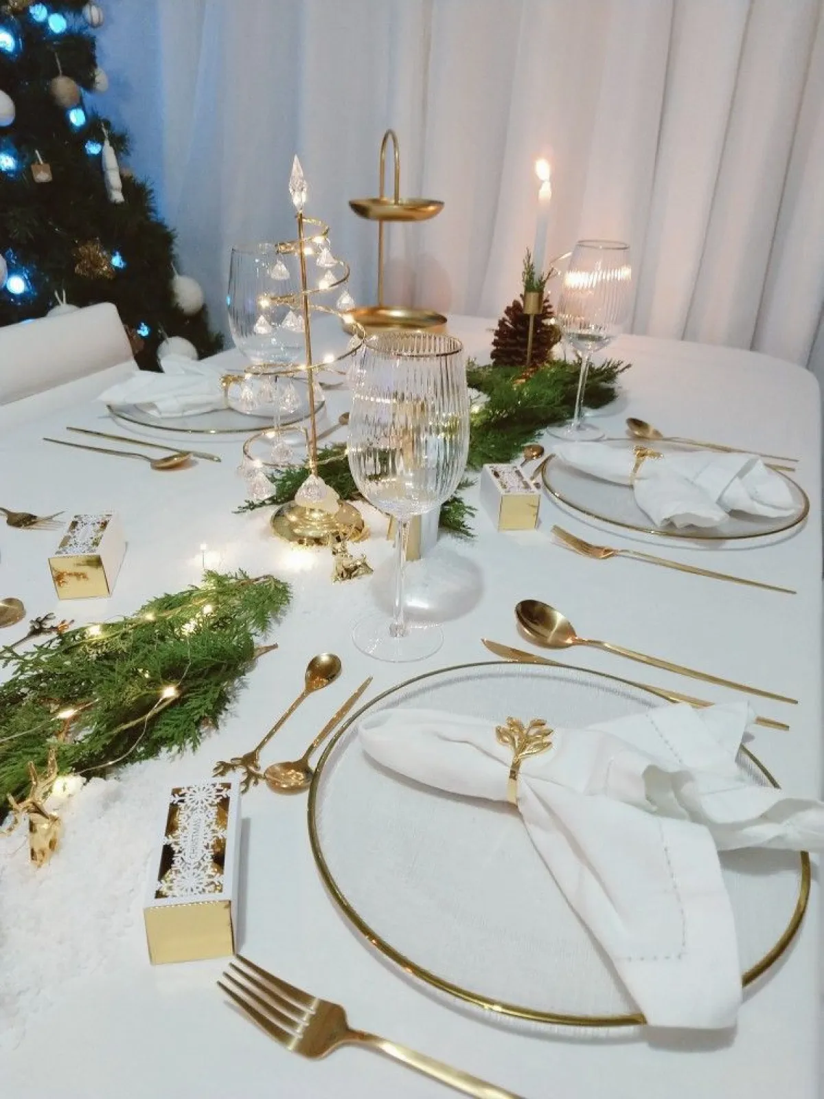 اللونان الأبيض والذهبي مستخدمان في تنسيق الطاولة  