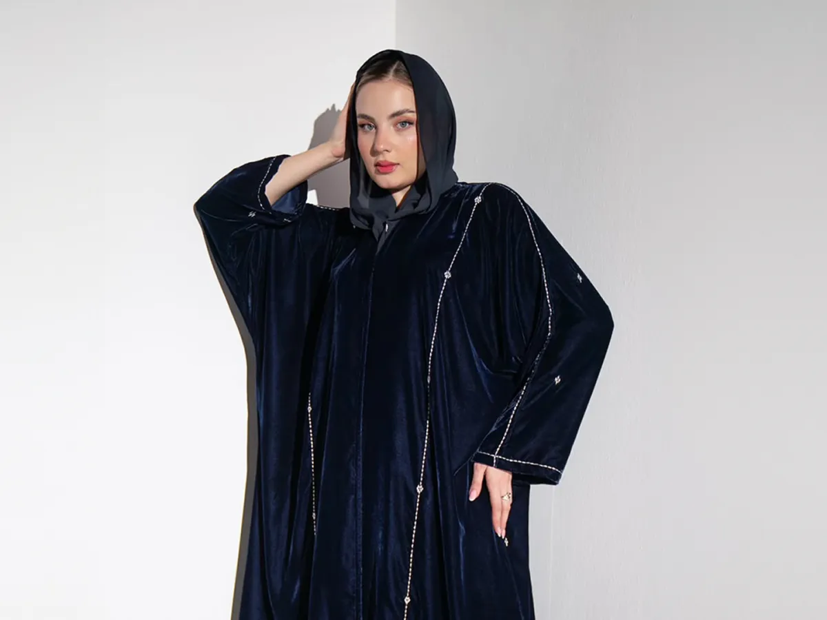 عباية مخمل من ماركة كورار Koraar-الصورة من حساب الماركة على إنستغرام