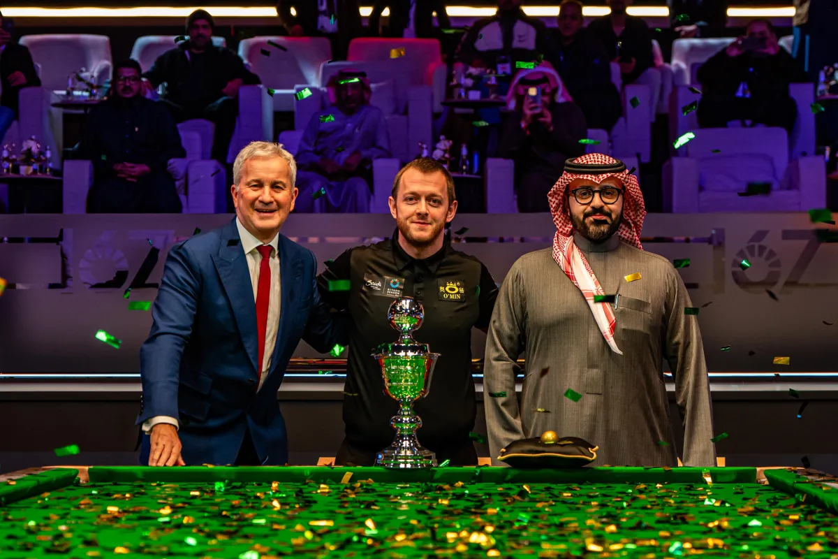تتويج مارك ألين بكأس بطولة موسم الرياض للسنوكر 