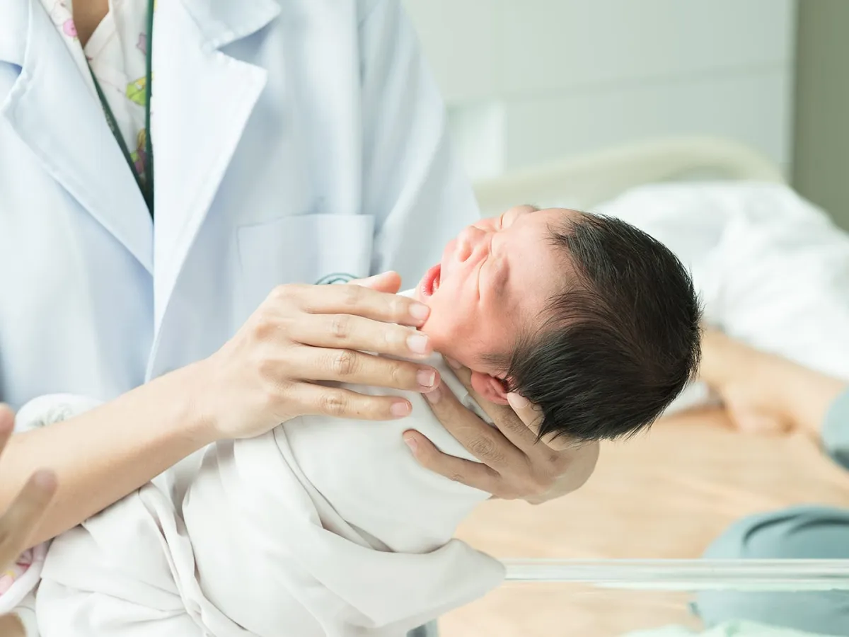 صورة رضيع يتألم