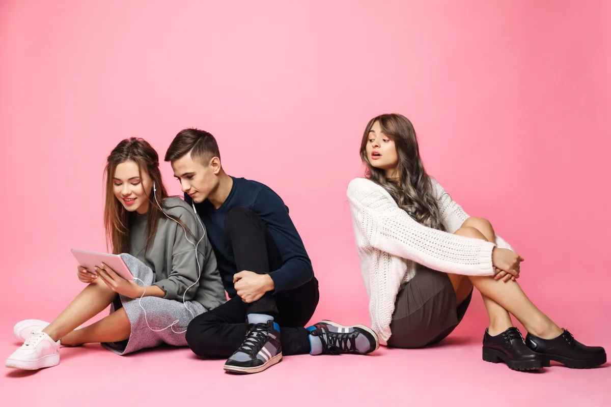 يفضل الرجل عادة المرأة القوية لتمتعها بصفات تميزها عن المرأة الضعيفة- مصدر الصورة Freepik by cookie_studio