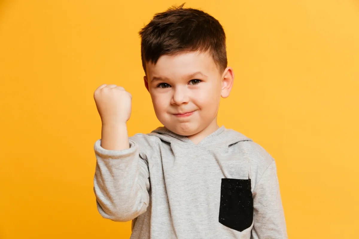 طفل يحتفل بالفوز