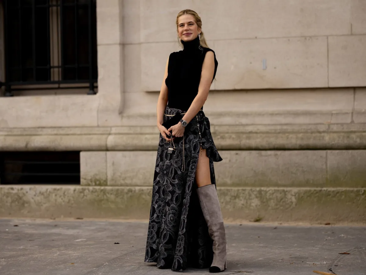 تنسيق البوت الطويل مع التنورة - الصورة من Launchmetrics/Spotlight ©