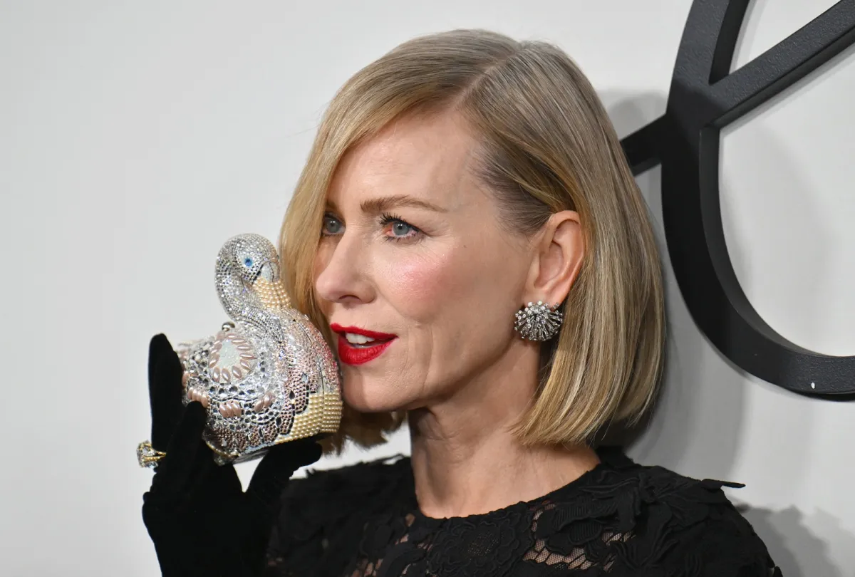 ناعومي واتس Naomi Watts بحقيبة من تصاميم جوديث ليبير (مصدر الصورة:  ANGELA WEISS / AFP)
