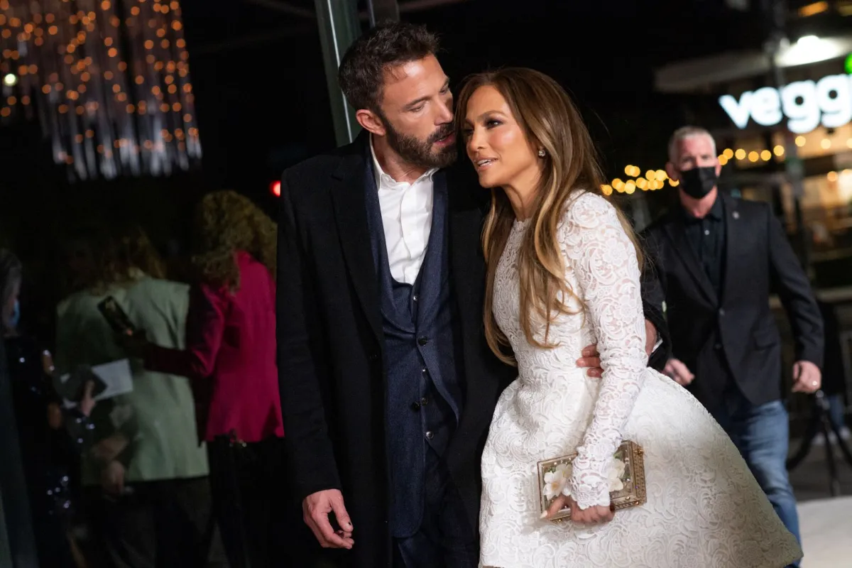 جينيفر لوبيز وبن أفليك في نقابة المخرجين الأميركيين في لوس أنجلوس (Jennifer Lopez and Ben Affleck at the Directors Guild of America in Los Angeles). مصدر الصورة: VALERIE MACON / AFP