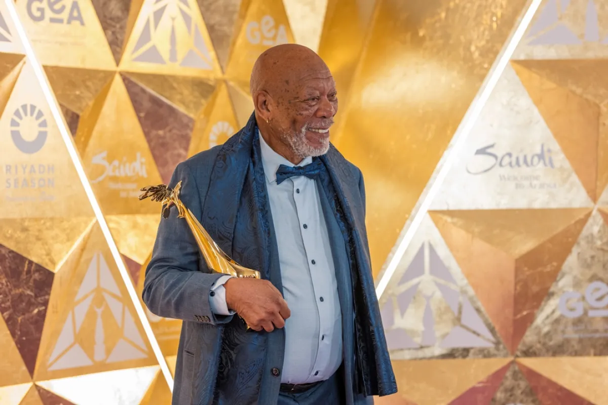 مورجان فريمان يحمل جائزة الإنجاز مدى الحياة - الصورة من المركز الإعلامي لمجموعة MBC