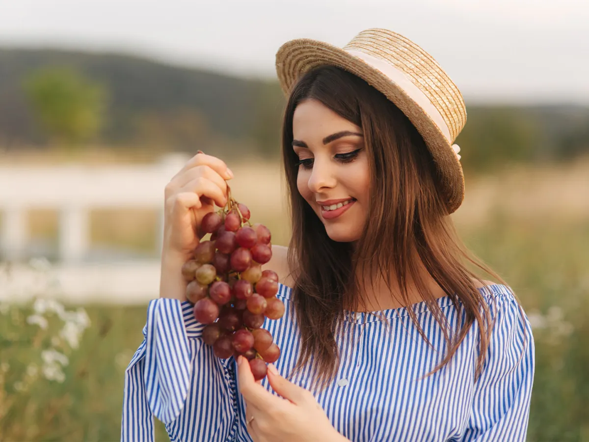 تفسير حلم أكل العنب في المنام