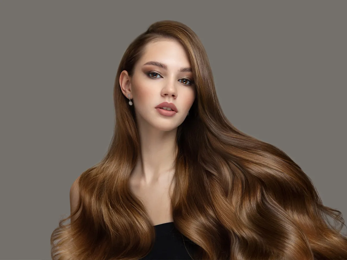 فتاة بشعر بني مصبوغ