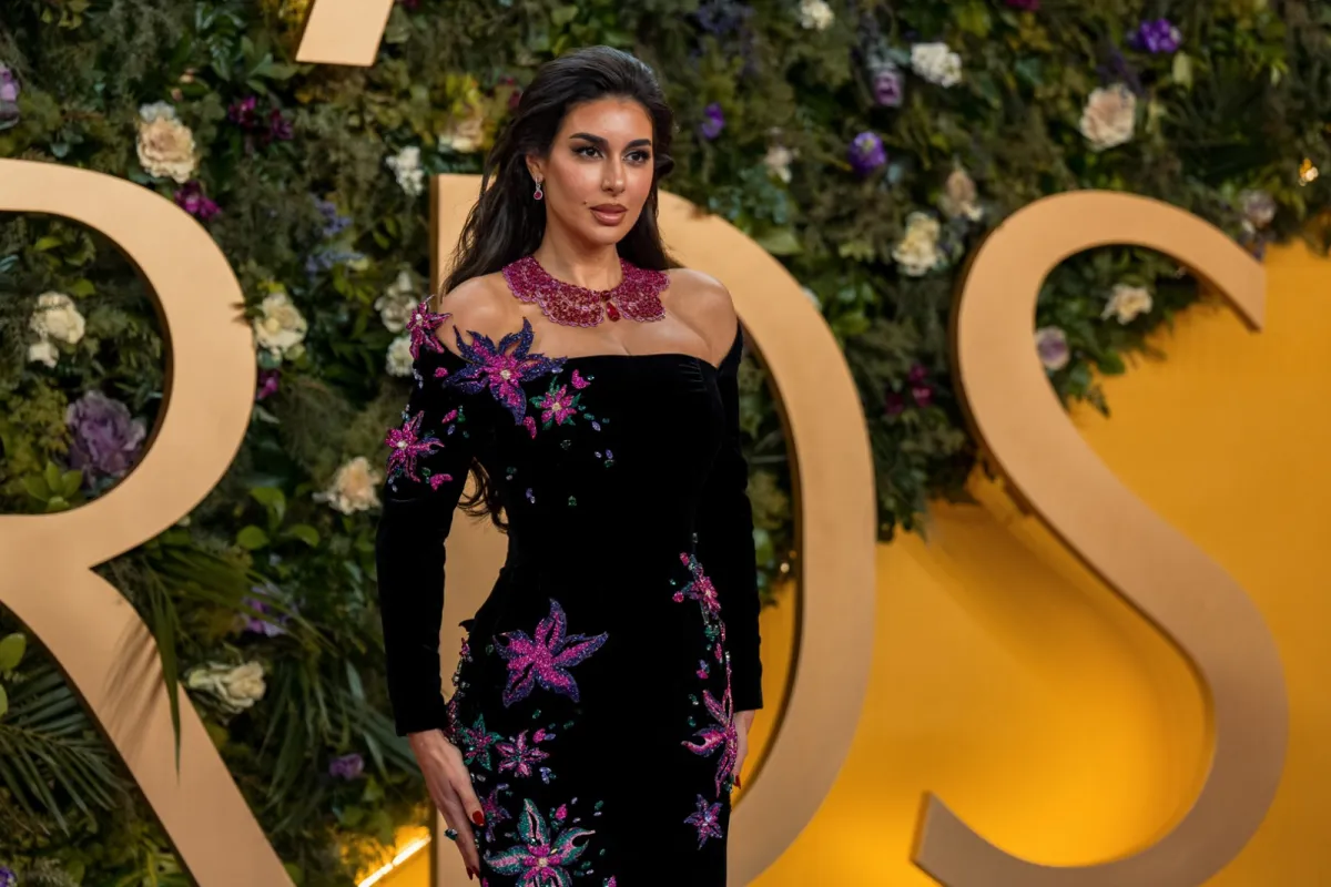 ياسمين صبري ترتدي عقداً مرصعاً بالأحجار الأرجوانية بتصميم بديع