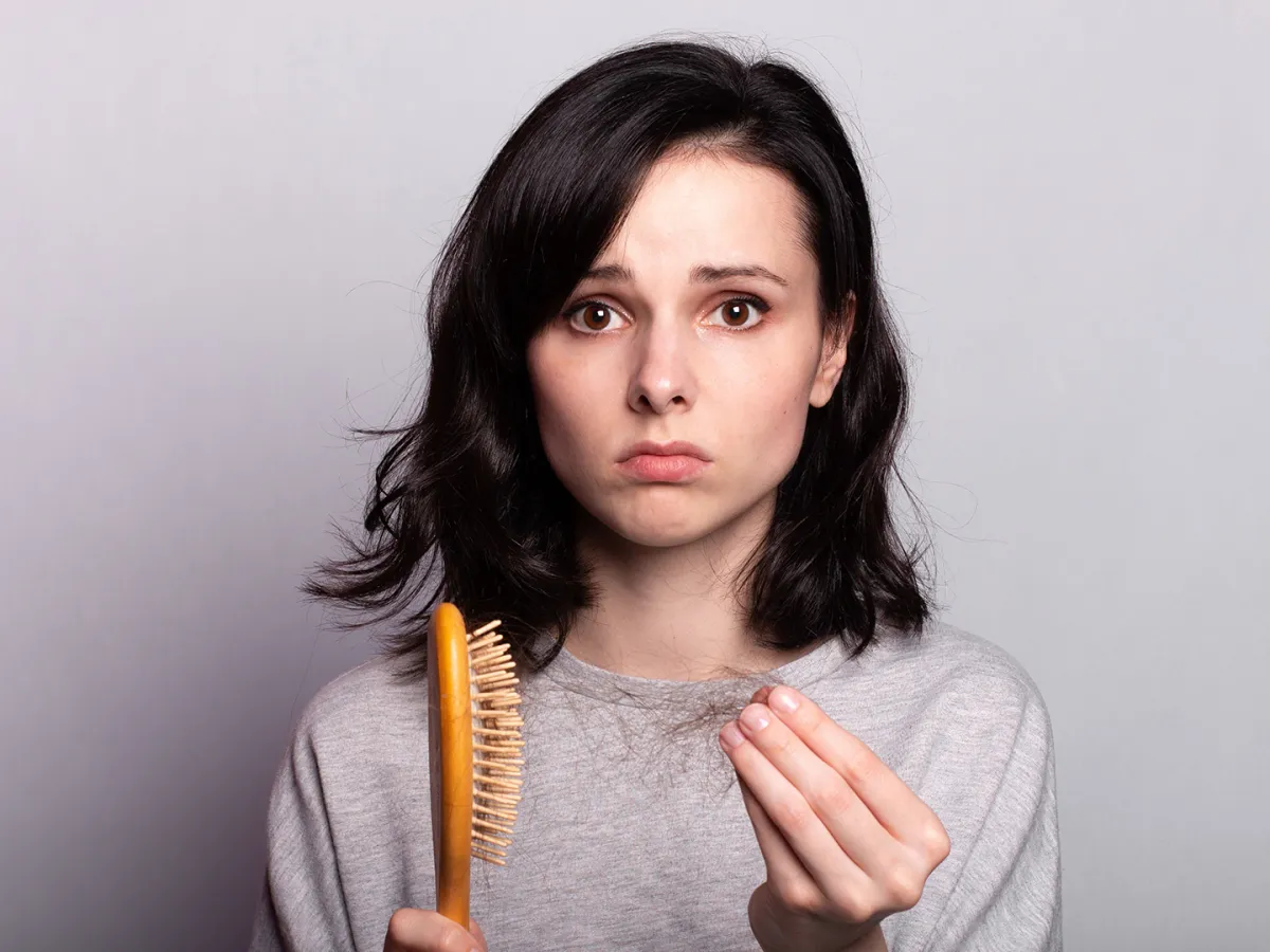 تفسير حُلم تساقُط الشعر بخُصل كبيرة في المنام 