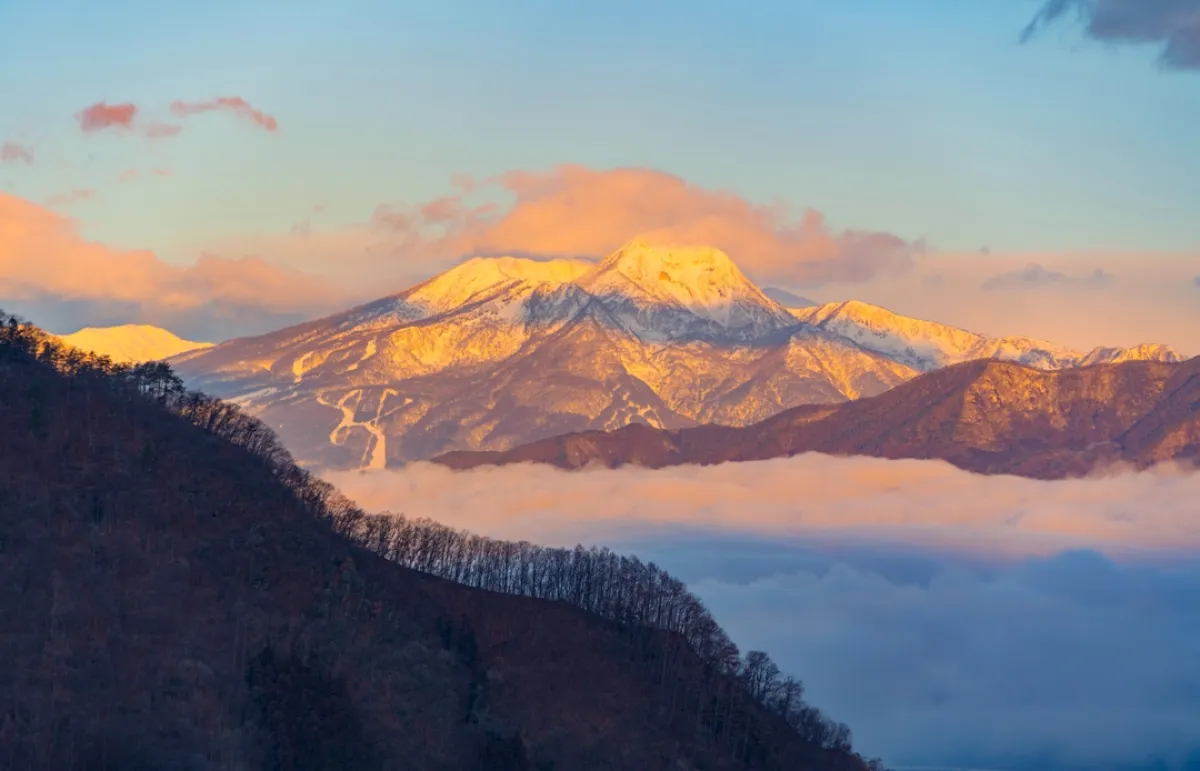 تلال مغطاة بالثلوج في اليابان 