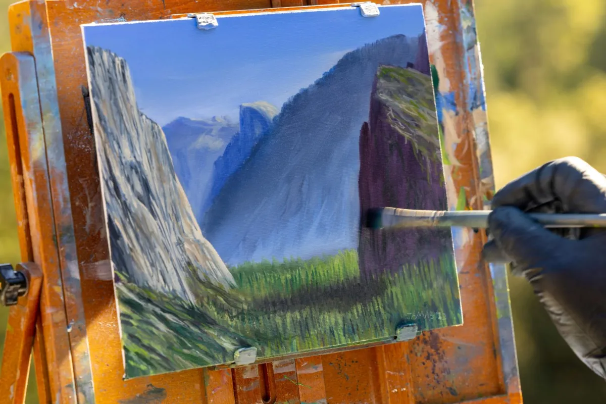 فنان تشكيلي يرسم لوحة بألوان زيتية