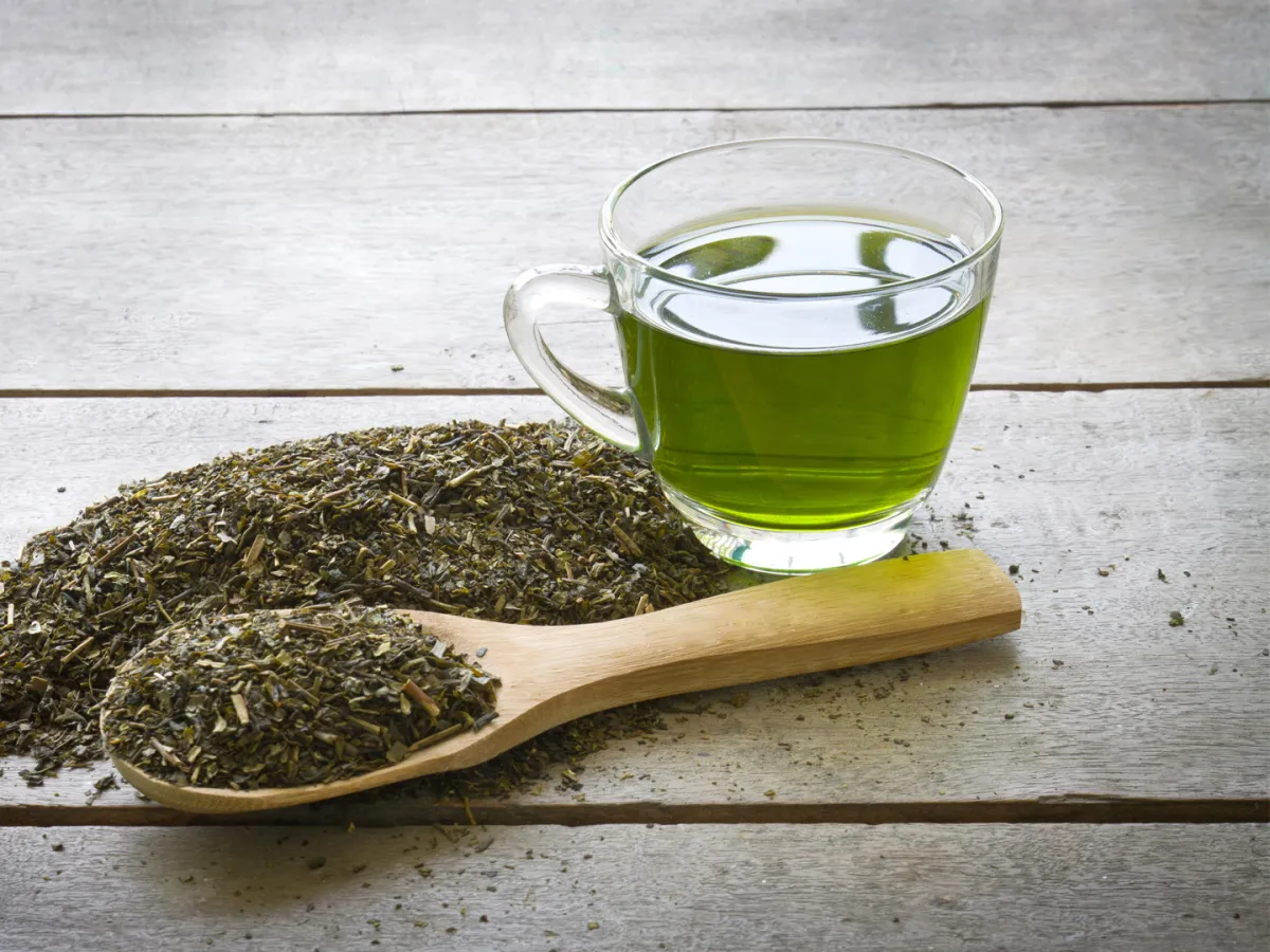 يستمد الشاي الأخضر قدرته على حرق دهون الجسم من محتواه العالي من الكافيين Image by zirconicusso on Freepik