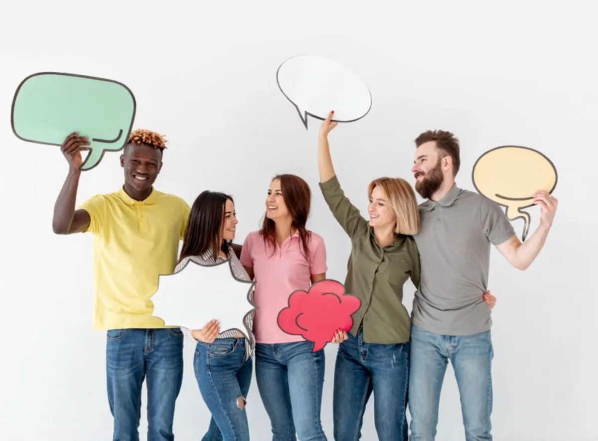 مجموعة من الشباب يتواصلون بفاعلية - المصدر: freepik