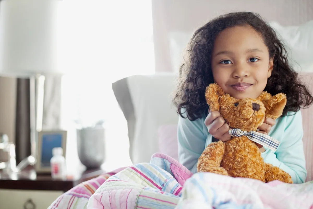 صورة لطفلة تلعب بلعبتها