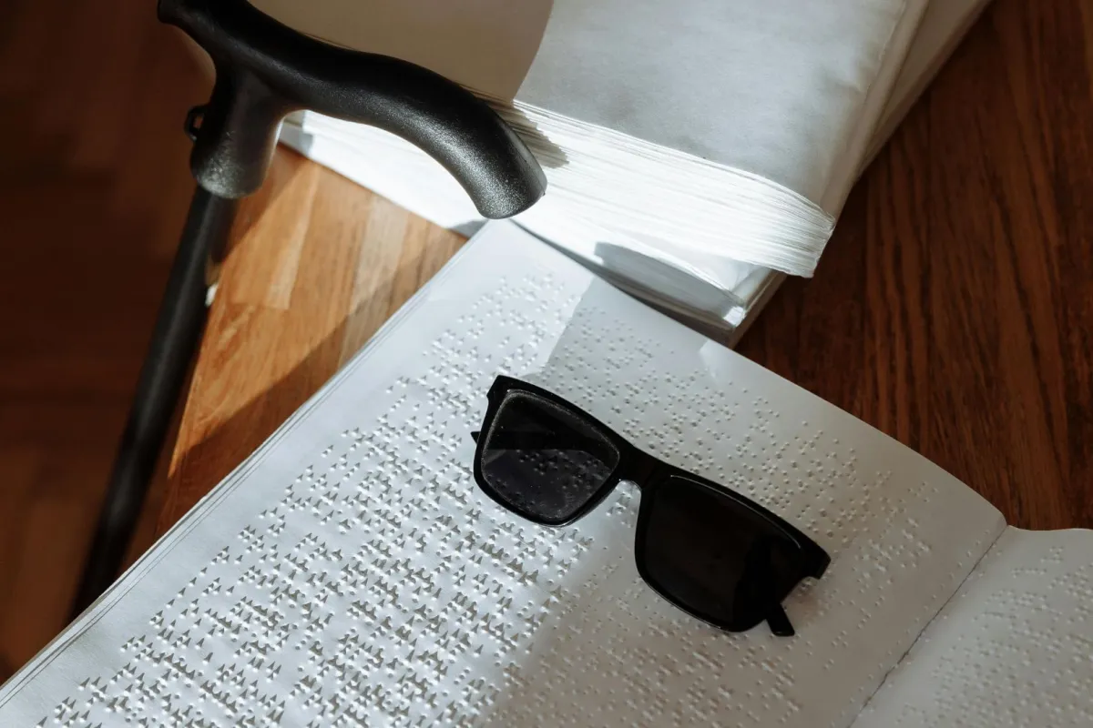 رموز لغة برايل للمكفوفين نظارة والعصاة وكتاب مكتوب بلغة بريل