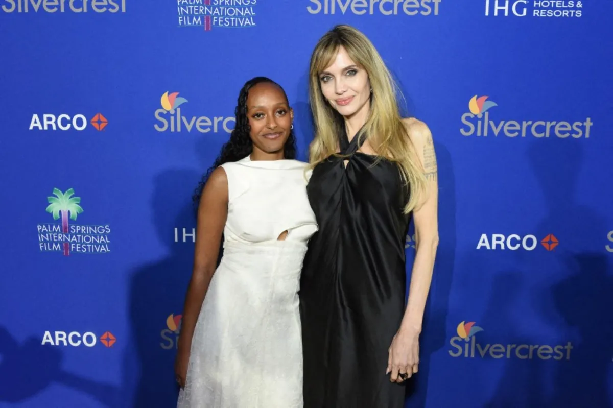 زهارا مارلي جولي وأنجلينا جولي في حفل توزيع جوائز بالم سبرينغز السينمائية الدولية السادس والثلاثين السنوي في مركز مؤتمرات بالم سبرينغز في بالم سبرينغز، كاليفورنيا (Zahara Marley Jolie and Angelina Jolie at the 36th Annual Palm Springs International Film Awards at Palm Springs Convention Center in Palm Springs, California). مصدر الصورة: Vivien Killilea/Getty Images for Palm Springs International Film Society/AFP