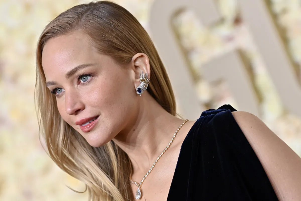 جينيفر لورانس في حفل جوائز غولدن غلوب 2024 بكاليفورنيا (مصدر الصورة: Axelle/Bauer-Griffin/FilmMagic)