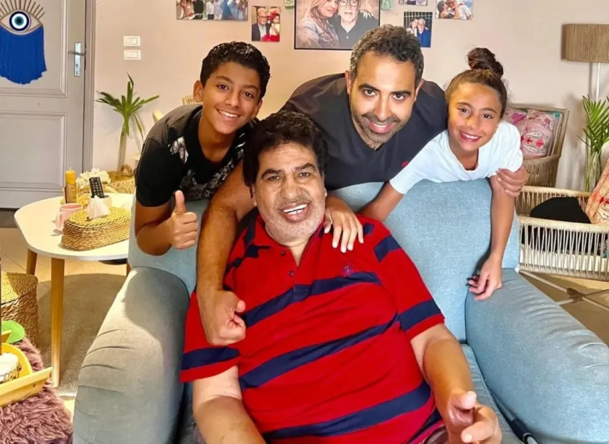 محمد عدوية مع والده وأبنائه- الصورة من حسابه الشخصي على فيسبوك