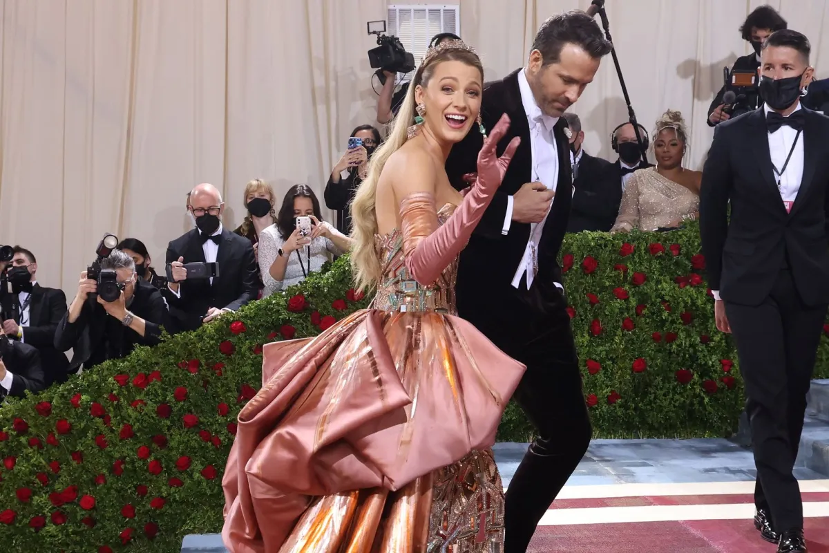 بليك ليفلي وريان رينولدز في متحف متروبوليتان للفنون في مدينة نيويورك (Blake Lively and Ryan Reynolds at The Metropolitan Museum of Art in New York City). مصدر الصورة: Taylor Hill/Getty Images