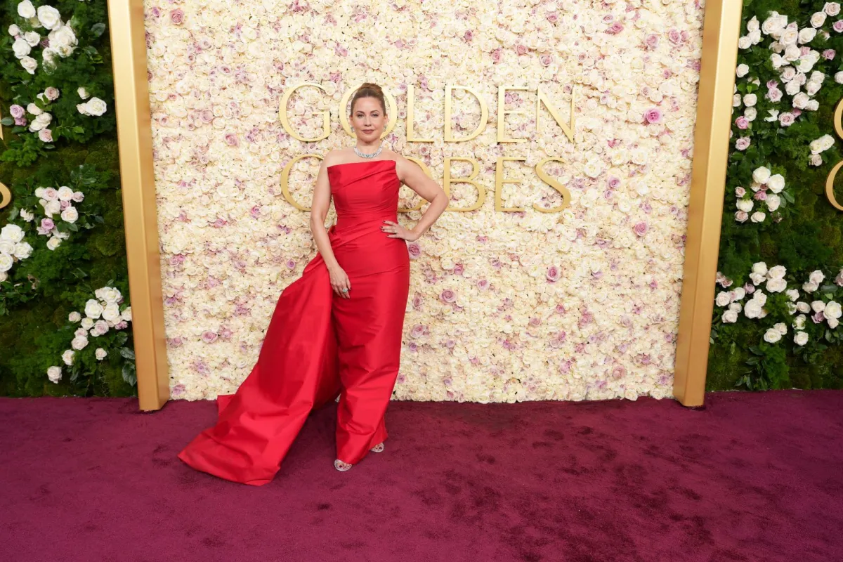 رايا أبي راشد خلال حفل توزيع جوائز جولدن جلوب السنوي الثاني والثمانين في بيفرلي هيلز، كاليفورنيا (Raya Abirached during the 82nd Annual Golden Globes in Beverly Hills, California). مصدر الصورة: John Nacion/GG2025/Penske Media via Getty Images