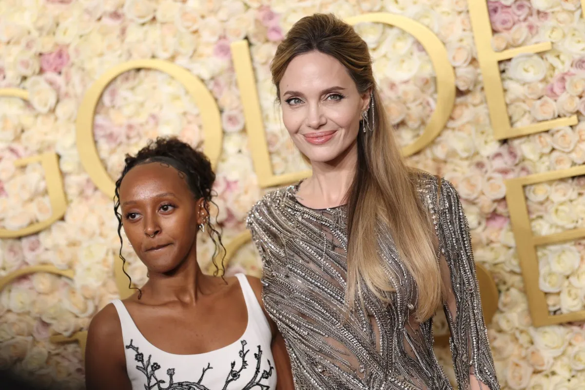 زهارا جولي وأنجلينا جولي في حفل توزيع جوائز جولدن جلوب السنوي الثاني والثمانين في بيفرلي هيلز، كاليفورنيا (Zahara Jolie and Angelina Jolie at the 82nd Annual Golden Globe Awards in Beverly Hills, California). مصدر الصورة: Matt Winkelmeyer/WireImage