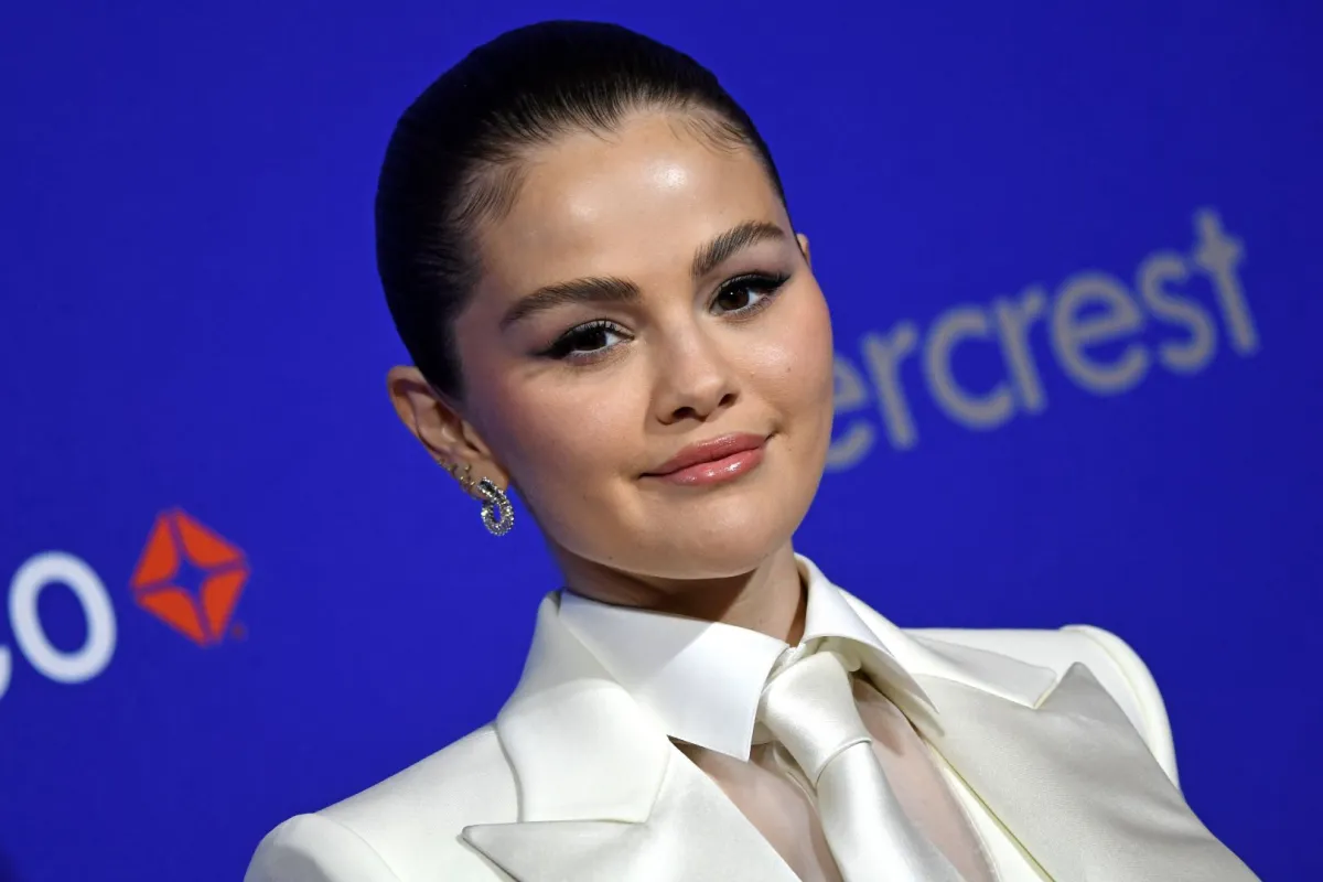 سيلينا غوميز في حفل توزيع جوائز مهرجان بالم سبرينغز السينمائي الدولي في بالم سبرينغز (Selena Gomez at the Palm Springs International Film Festival Awards in Palm Springs). مصدر الصورة: VALERIE MACON / AFP
