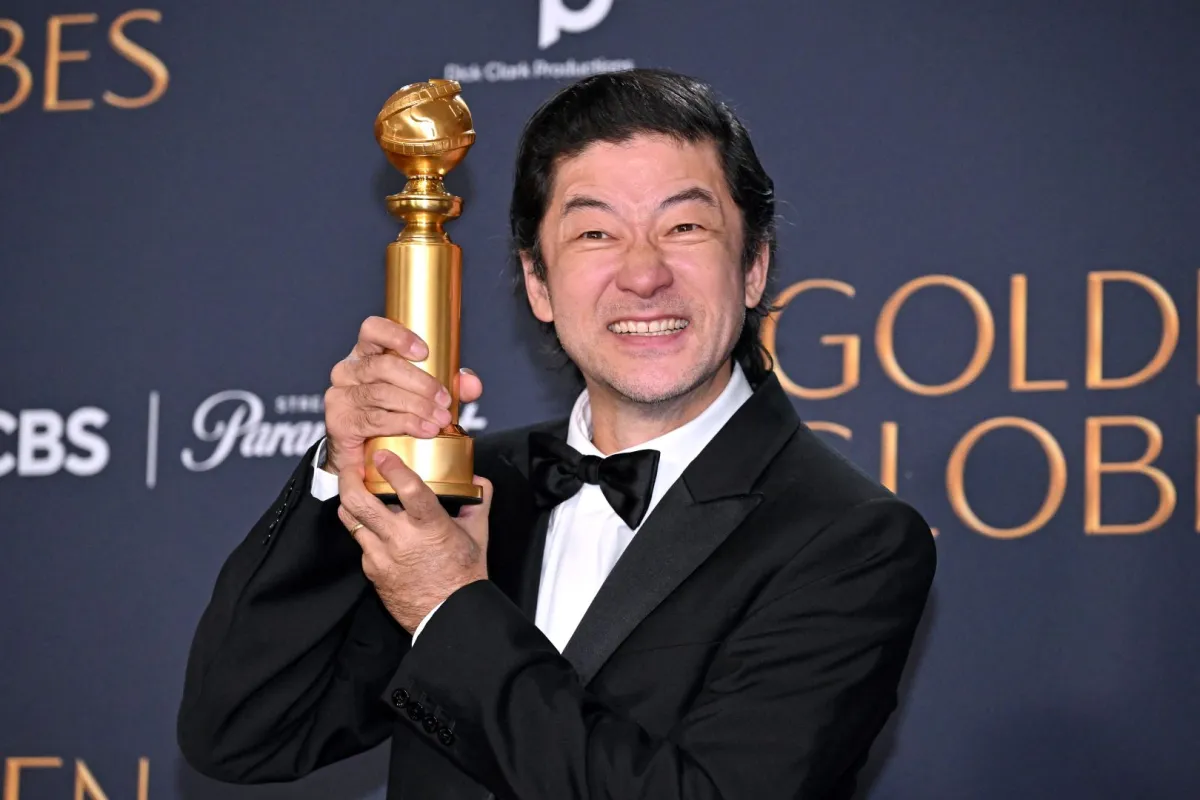 تادانوبو أسانو خلال حفل توزيع جوائز جولدن جلوب السنوي الثاني والثمانين في بيفرلي هيلز، كاليفورنيا (Tadanobu Asano during the 82nd annual Golden Globe Awards in Beverly Hills, California). مصدر الصورة: Robyn BECK / AFP