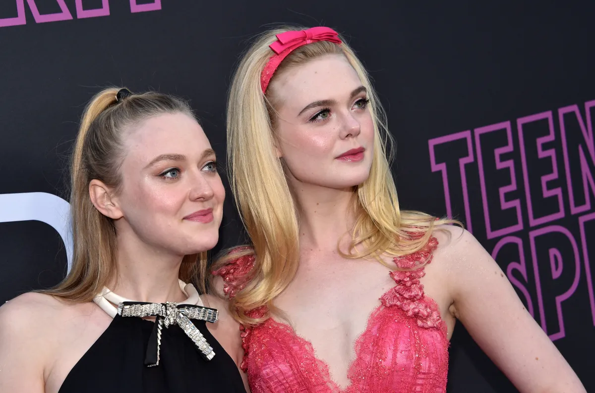 إيل فانينج وشقيقتها داكوتا فانينج في العرض الخاص لفيلم "Teen Spirit" في لوس أنجلوس 2019 (Elle Fanning and her sister Dakota Fanning at the 'Teen Spirit' premiere in Los Angeles 2019 ). مصدر الصورة: AFP / Chris Delmas
