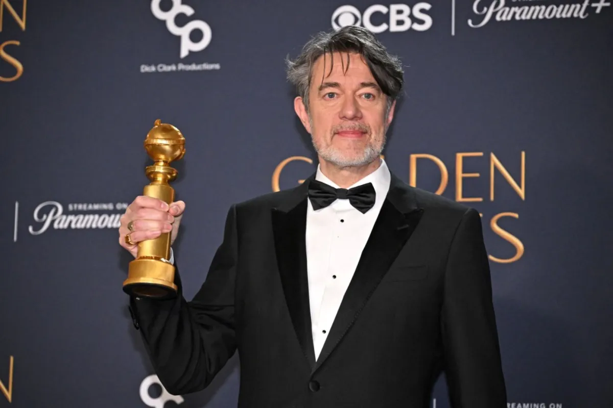 بيتر ستروغان في حفل توزيع جوائز غولدن غلوب الـ 82 (Peter Straughan during the 82nd annual Golden Globe Awards). مصدر الصورة: Robyn BECK / AFP