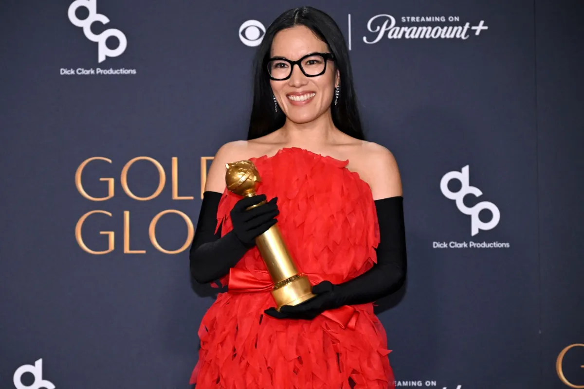 آلي وونغ خلال حفل توزيع جوائز جولدن جلوب السنوي الثاني والثمانين في بيفرلي هيلز، كاليفورنيا (Ali Wong during the 82nd annual Golden Globe Awards in Beverly Hills, California). مصدر الصورة: Robyn BECK / AFP