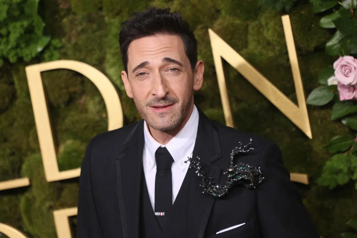أدريان برودي في حفل توزيع جوائز غولدن غلوب 2025 ( Adrien Brody at the 2025 Golden Globe Awards ). مصدر الصورة: Etienne Laurent / AFP