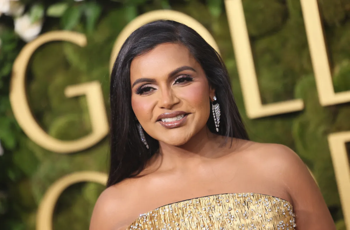 ميندي كالينغ في حفل توزيع جوائز غولدن غلوب 2025 (Mindy Kaling at the 2025 Golden Globes ). مصدر الصورة: Etienne Laurent / AFP
